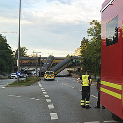 Güterwaggons stürzen nach Kollision ab
